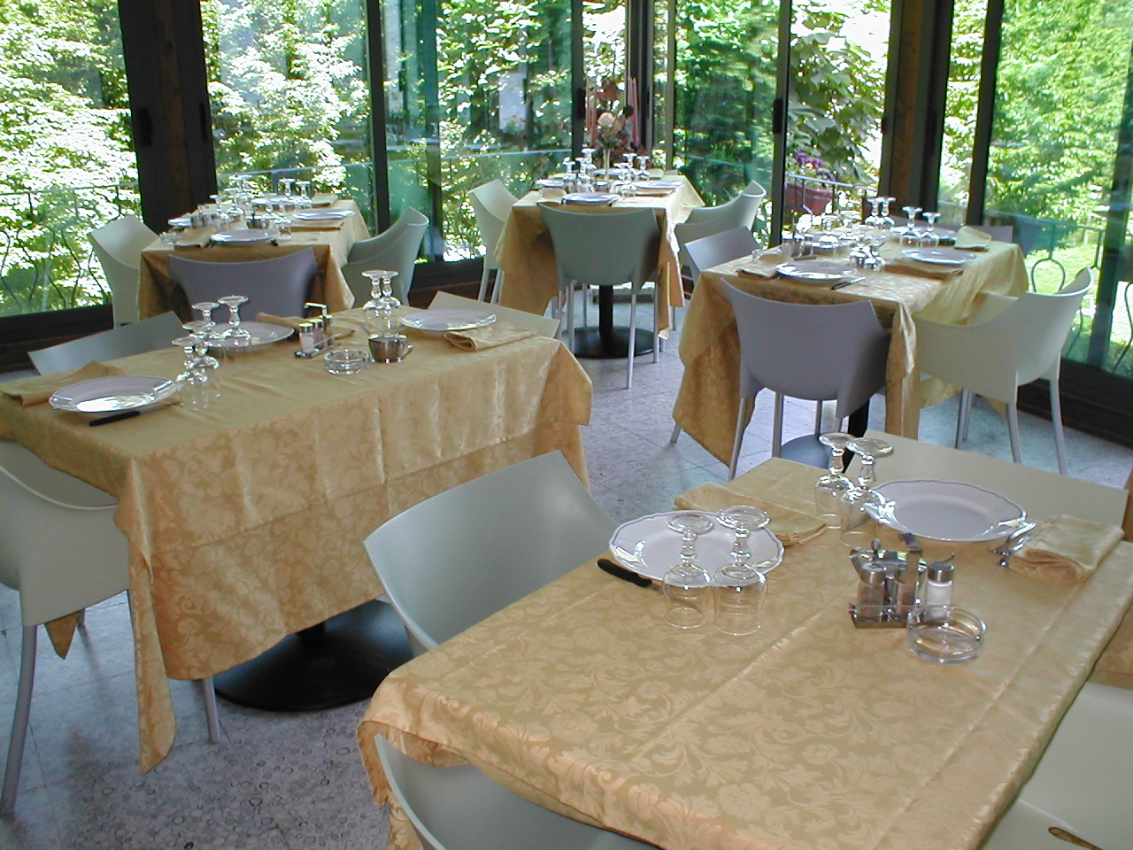 Goditi la Colazione nella Veranda Coperta con Vista Panoramica.